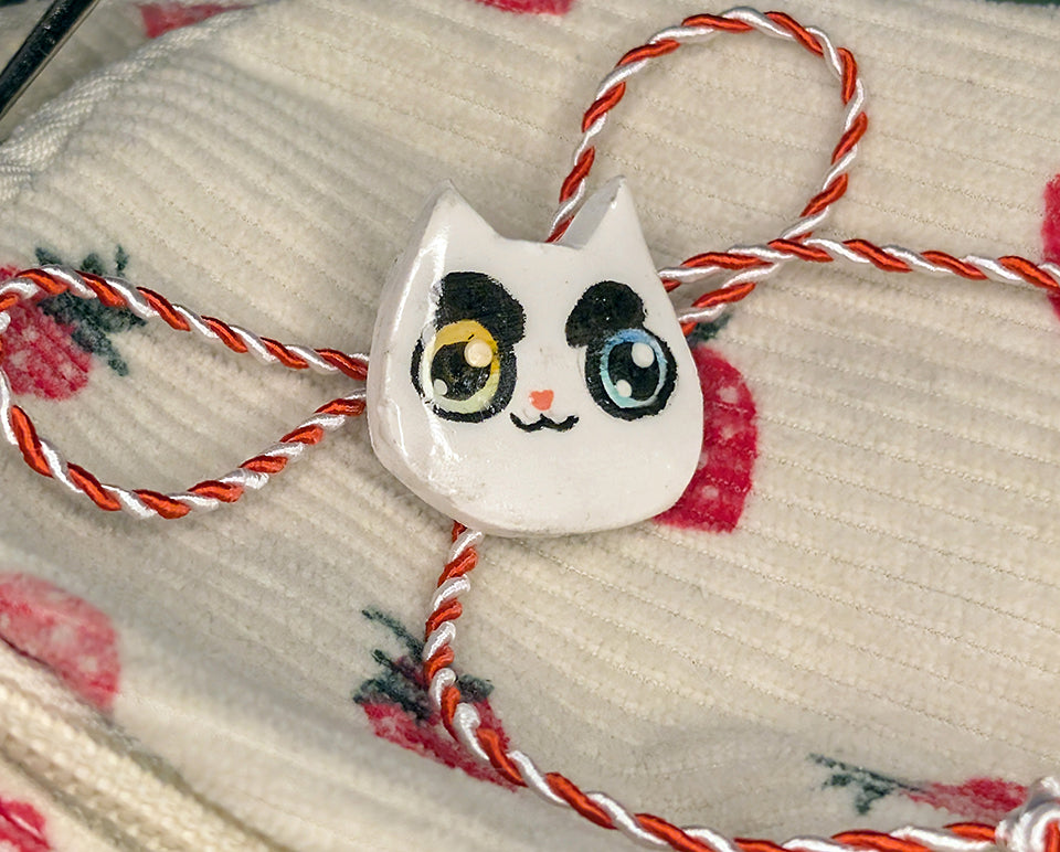 Pisică, dar cu sprâncene